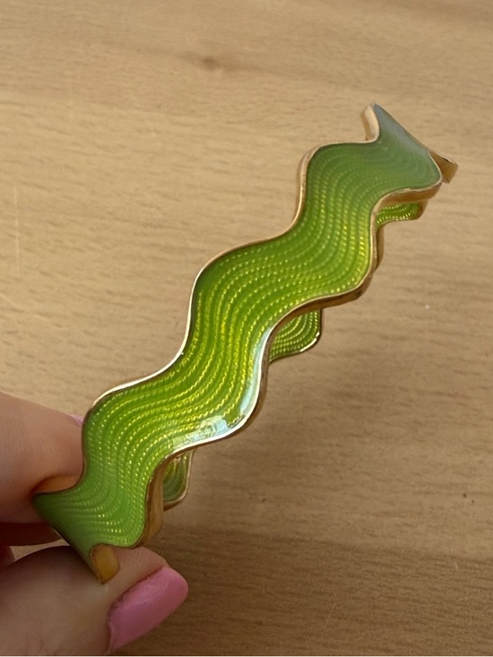 KATE SPADE NEW YORK AVOCADO GREEN ENAMEL WAIVY BANGLE BRACELET GOLD TONE METAL - Picture 5 of 16